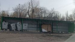На мусорной площадке на Жукеева-Пудовкина осталось всего 4 бака. Фото На мусорной площадке на Жукеева-Пудовкина осталось всего 4 бака. Фото
