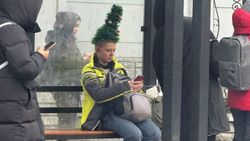 Девушку с «новогодней» прической заметили на остановке в Бишкеке. Фото Девушку с «новогодней» прической заметили на остановке в Бишкеке. Фото
