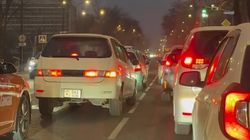 Горожанин жалуется на водителей, которые перестраиваются на перекрестке. Видео Горожанин жалуется на водителей, которые перестраиваются на перекрестке. Видео