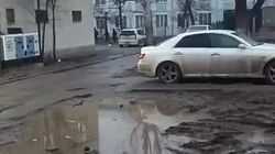 Грязь и строймусор рядом со школой №66. Видео горожанина