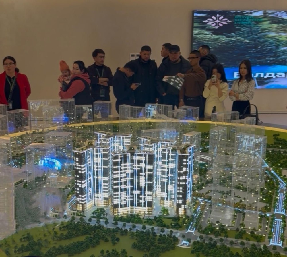 Изображения клиентов у макета фазы The Essence — проект Royal Central Park.