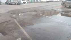 Возле «Бишкек Парка» прорвало трубу и затапливается дорога. Видео