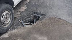 На Мамбетова—Армейская на дороге сломаны канализационные решетки, - горожанин