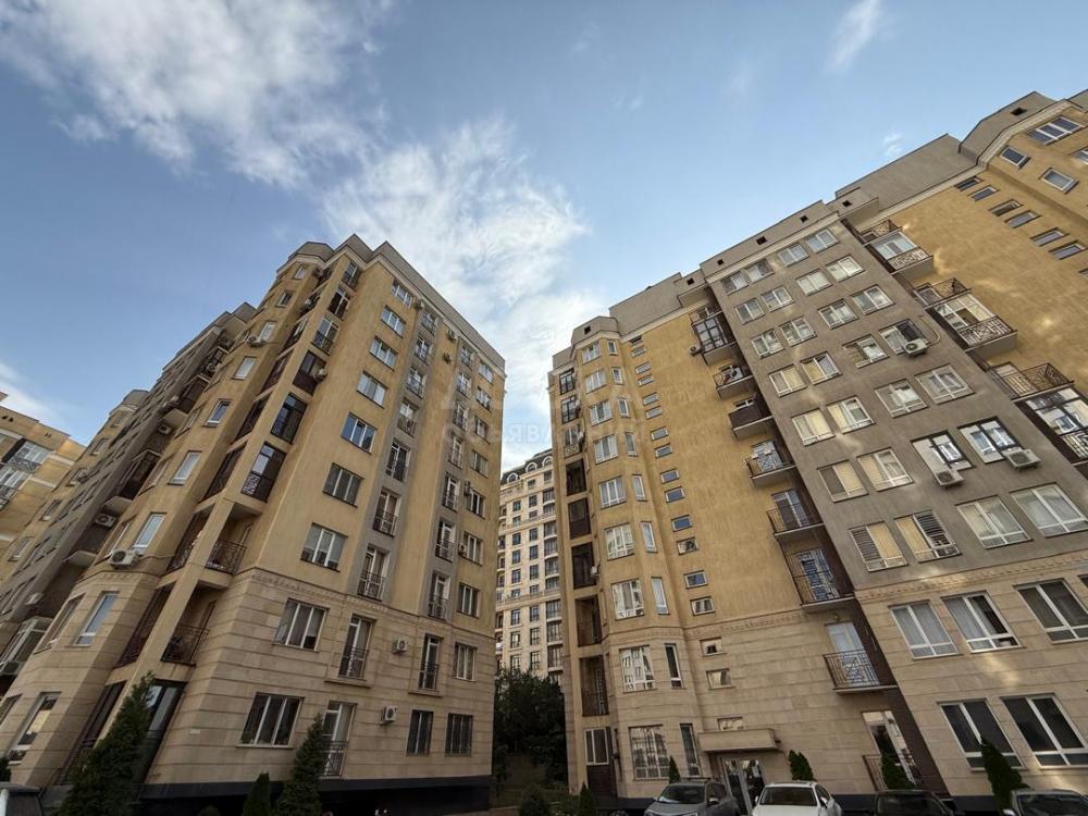 Продаю 3-комнатную квартиру, 125кв. м., этаж - 1/9, Ч.Айтматова.