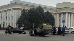 На Старой площади перевернулся автомобиль. Фото