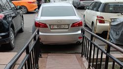 «Лексус» заблокировал пандус возле Нацбанка. Фото