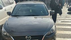 «Мазду» припарковали на «зебре». Фото