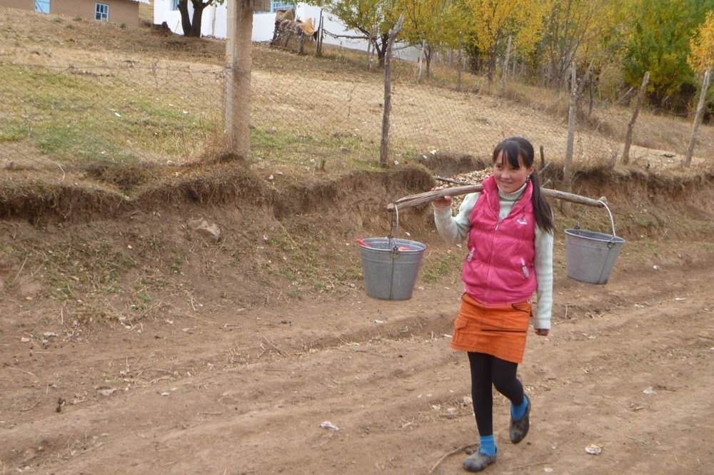 Бакан менен суу ташыган алайкуулук көчөт кыз