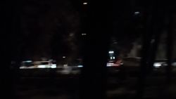 На тротуаре по Айтматова нет освещения. Видео горожанина