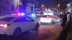 Остановка на ул.Абдрахманова заставлена машинами. Фото