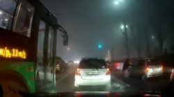 Водитель не пропустил автобус, тот решил отомстить и устроил аварию. Видео