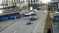 Мальчик попал под машину, перебегая дорогу в Джале. Видео