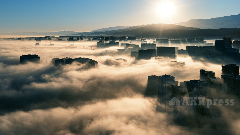 Южные микрорайоны Бишкека в тумане