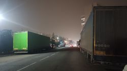 На мосту по улице 7 Апреля несколько недель стоят фуры