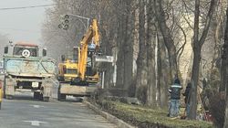 На Айтматова убирают кустарники вдоль дороги. Фото