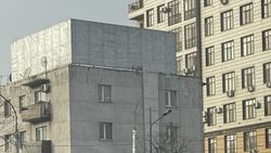 Законно ли устанавливается рекламная конструкция на крыше 5-этажки на Чуй—Курманжан Датки? - горожанин