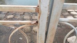 Ограждение моста на улице М.Ганди в аварийном состоянии, - горожанин