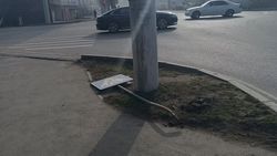 На пересечении улиц Лермонтова и Салиевой упал дорожный знак