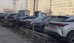 На парковке медклиники на улице Исакеева машины без номеров занимают места для пациентов