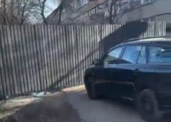 Жильцы домов в 8 микрорайоне просят мэрию открыть дорогу возле школы №64 