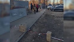 На улице Буденного перекрыли тротуар из-за стройки и загрязнили дорогу