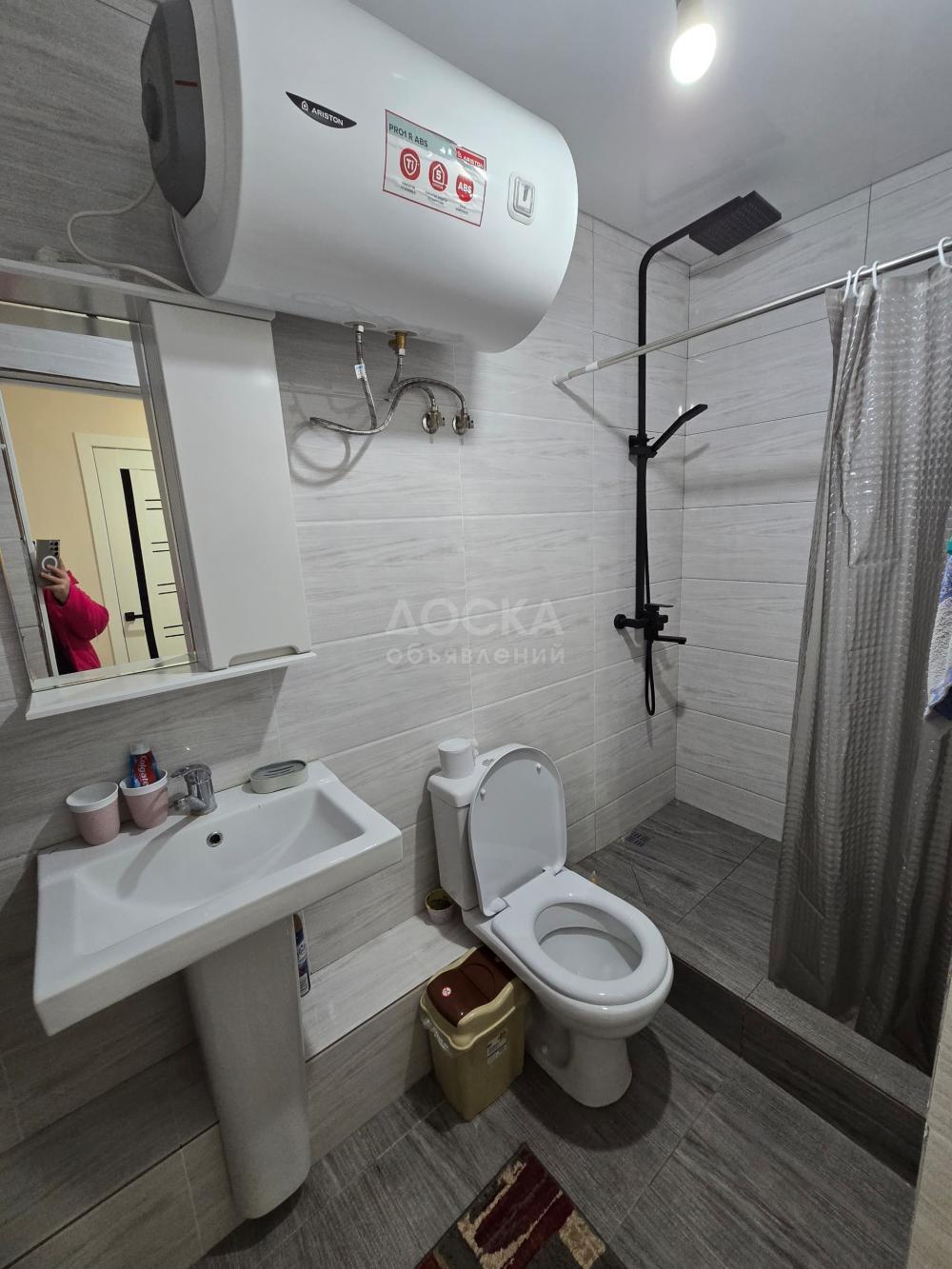 Сдаю 1-комнатную квартиру, 40кв. м., этаж - 2/2, Баткен базар .