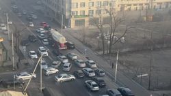 Огромный затор на Токтоналиева—Айни. Видео