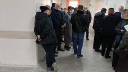 Жители жалуются на большие очереди в поликлиниках из-за медосмотра для обмена водительских прав