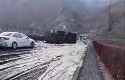 На мосту рядом с Курпсайской ГЭС перевернулся битумовоз. Видео очевидца