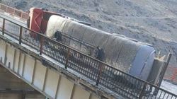 Дорога на мосту возле Курпсайской ГЭС временно закрыта для проезда из-за перевернувшегося битумовоза. Видео очевидца