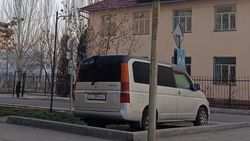 В районе Восток-5 машина припаркована на газоне. Фото горожанина