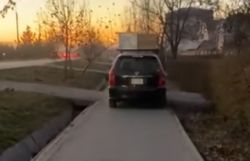 В Арча-Бешике «Тойота» проехала по тротуару, - горожанин