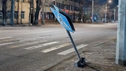 Знак пешеходного перехода на Толстого—Осмонова сломался и сильно накренился