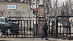 На пешеходном светофоре на Боконбаева—Тоголок Молдо горят сразу оба сигнала