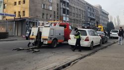 На Боконбаева—Логвиненко эвакуируют машины, припаркованные в неположенном месте