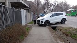 На Жукеева-Пудовкина машина припаркована на тротуаре