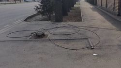 На улице Дзержинского лежат электрические провода и кабели