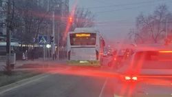 Автобус проехал на красный по встречной полосе