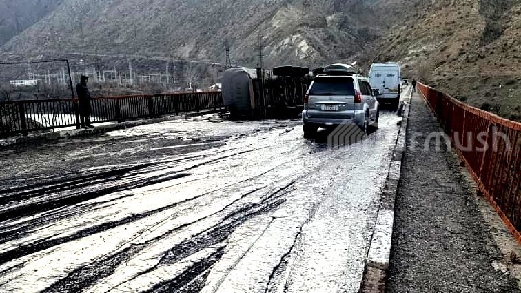 Driver of fuel truck fined after fuel oil leaks to Naryn River