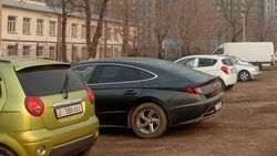 Футбольное поле школы возле домов ГИК превратили в парковку. Фото