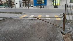 Горожанка спрашивает законно ли установлен шлагбаум на Малдыбаева, который закрывает въезд в дом