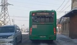 Автобус ехал с разбитым стеклом. В «Гортранспорте» ответили, что водитель вел автобус на ремонт