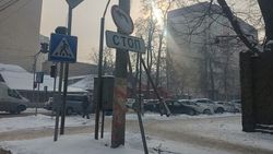 На Фрунзе—Уметалиева накренился дорожный знак