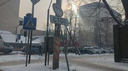 Деформацию дорожного знака на Фрунзе—Уметалиева устранили, - мэрия