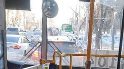 Выделенную полосу для автобусов по Ахунбаева занимают легковые машины. Горожанин просит патруль выявлять нарушителей