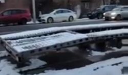 На Токтоналиева—Сухомлинова второй месяц стоит прицеп, мешая проезду, - горожанин