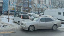 На улице Исакеева «Мерседес» припаркован в неположенном месте