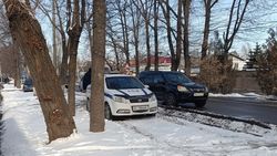 На Куренкеева—Дзержинского милицейская машина была припаркована на газоне