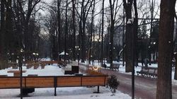 На бульваре Эркиндик в светлое время горит свет