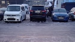 На улице Орозбекова машины паркуются на пешеходном переходе, - житель